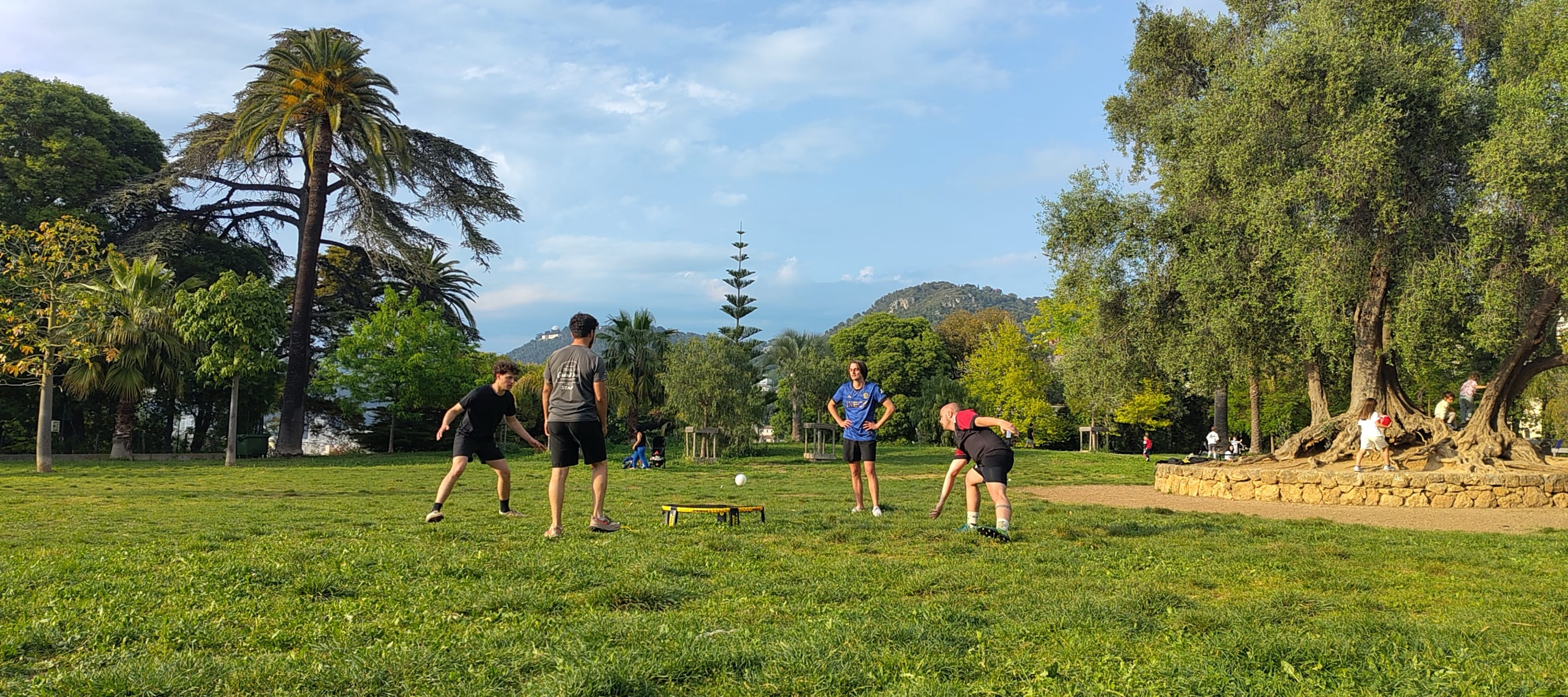 Session de roundnet (spikeball) au Castel des Deux Rois à Nice